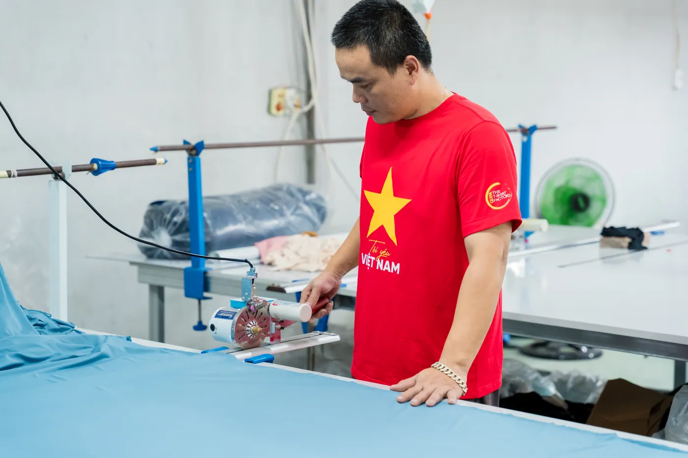 Cắt vải áo thun đồng phục tại xưởng QUYN