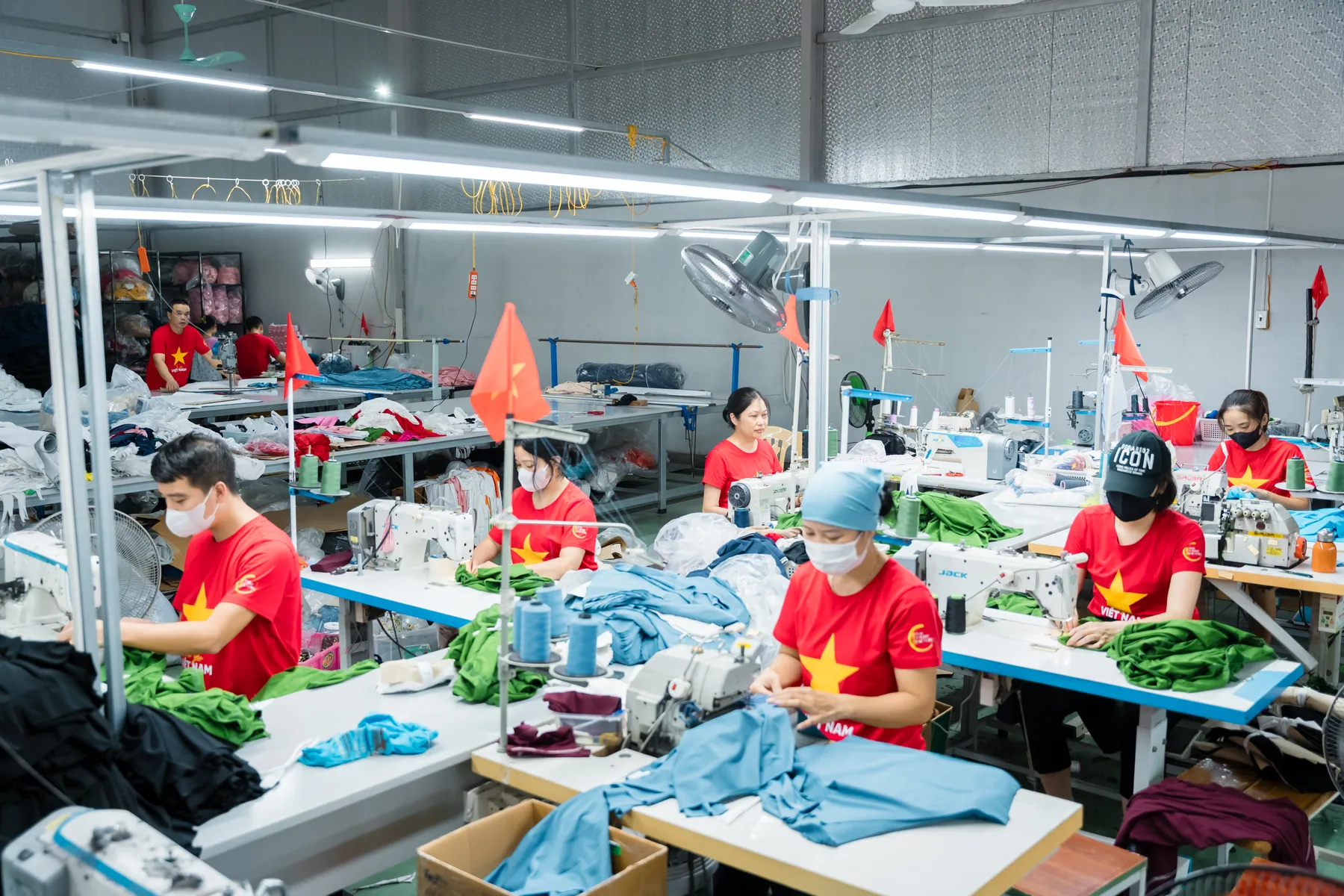 Dây chuyền may đồng phục tại xưởng sản xuất QUYN