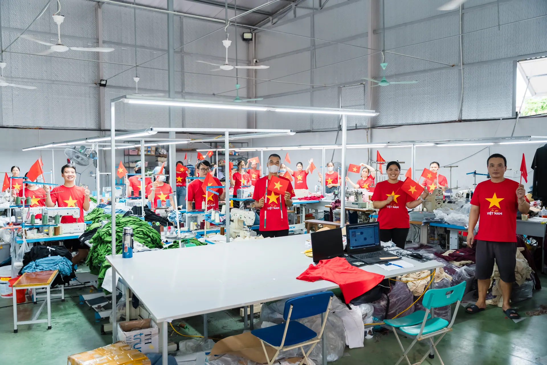 Đội ngũ công nhân xưởng sản xuất đồng phục QUYN