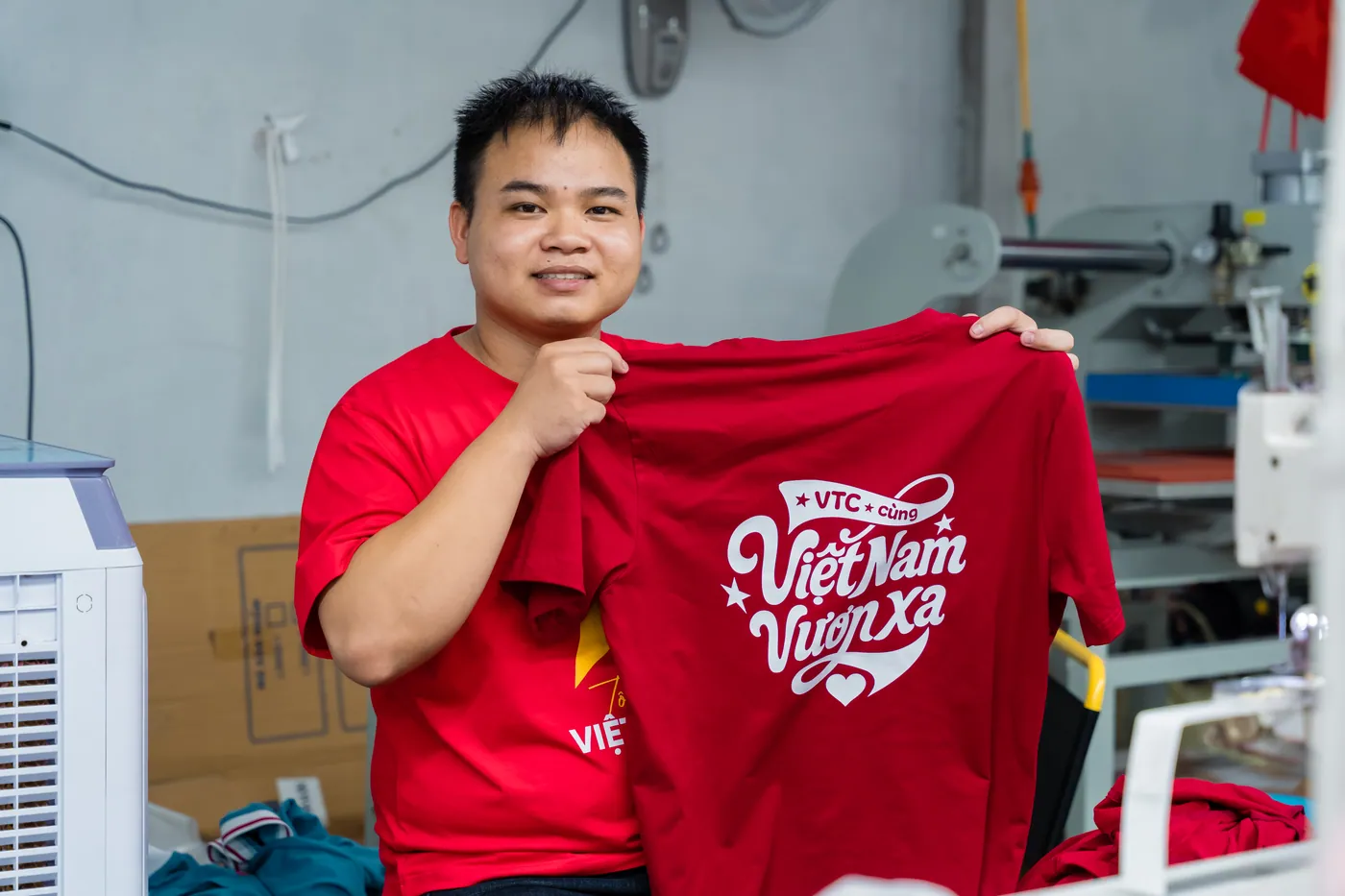 Nhân viên QUYN kiểm tra áo thun in theo yêu cầu
