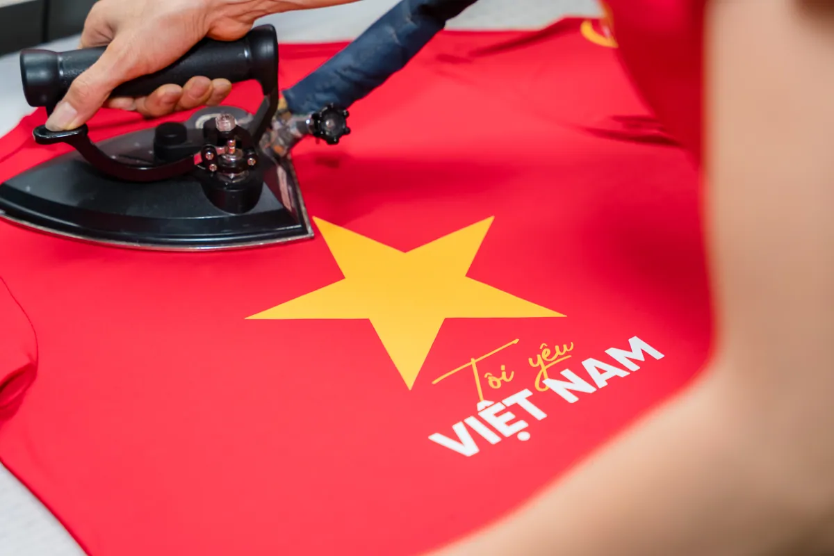 Là ủi hoàn thiện áo thun đồng phục tại xưởng QUYN
