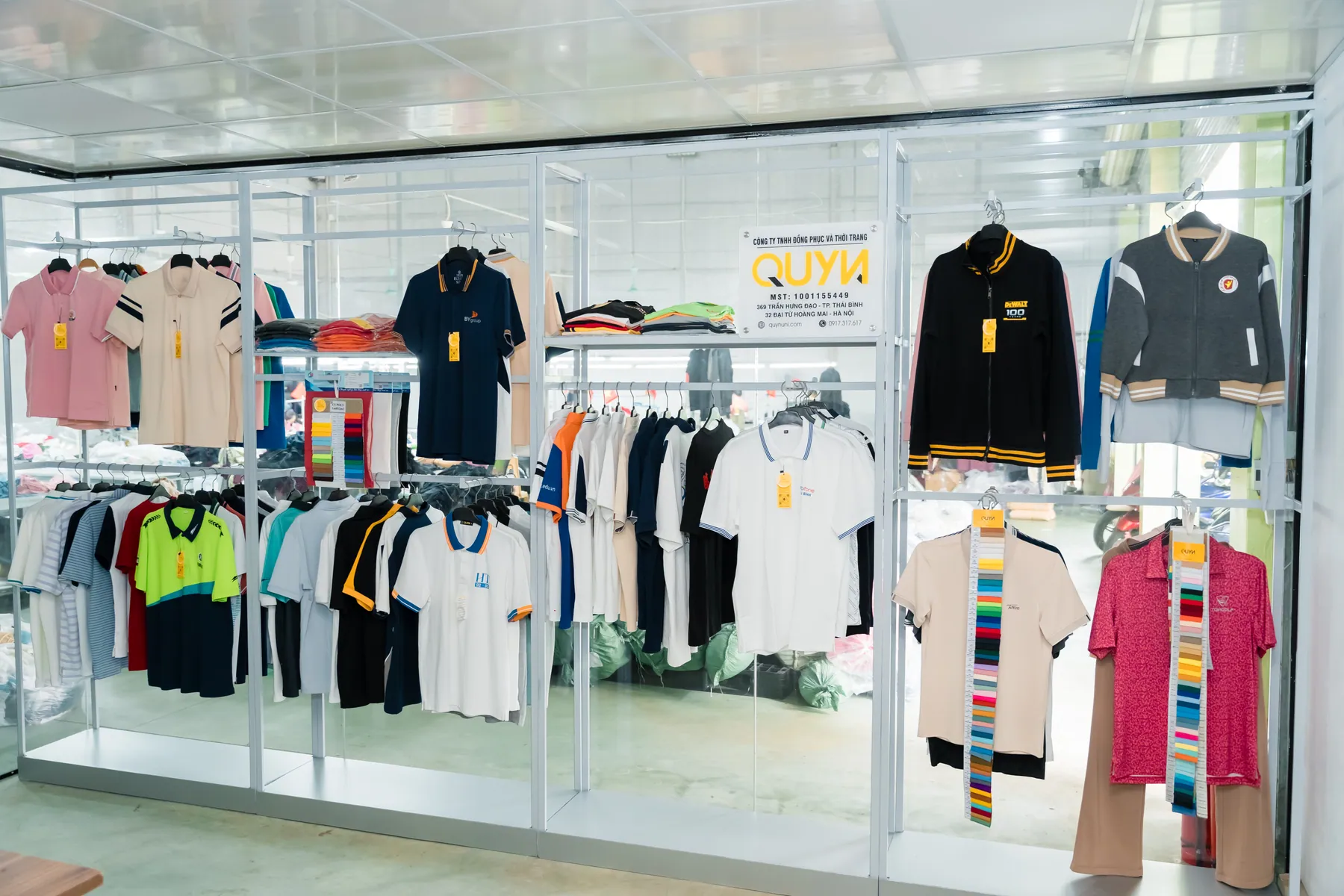 Showroom đồng phục doanh nghiệp QUYN với áo polo, áo khoác và bảng màu vải
